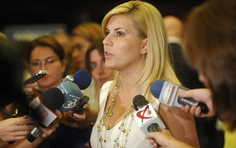 送高跟鞋給災民抗洪 羅馬尼亞女部長被罵“腦殘”