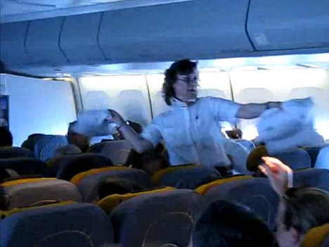 德航班上演“枕頭大戰(zhàn)” 空姐與乘客同樂令網友羨慕