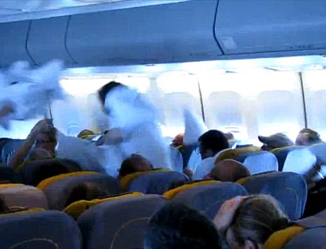 德航班上演“枕頭大戰(zhàn)” 空姐與乘客同樂令網友羨慕