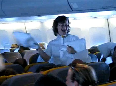 德航班上演“枕頭大戰(zhàn)” 空姐與乘客同樂令網友羨慕