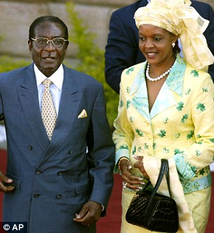 86歲穆加貝親臨紐約化妝品店 疑為夫人買彩妝