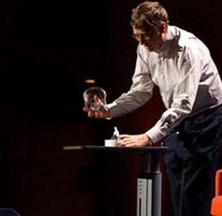 蓋茨發表抗瘧演講 當場放蚊子“咬人”嚇觀眾