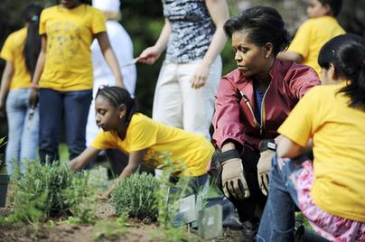 美國第一夫人帶小學(xué)生種蔬菜（圖）