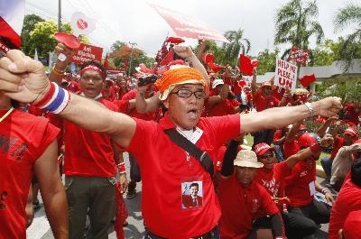 阿披實宣布全國放假 2000紅衫軍圍攻東盟峰會舉辦地