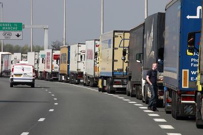 法漁民示威致英吉利海峽交通癱瘓 工會威脅封隧道