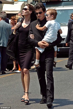 法第一夫人與前夫私密照被盜 盜賊或有預謀