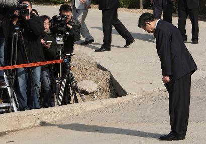 韓前總統盧武鉉涉嫌受賄接受詢問 鞠躬稱無顏面對國民