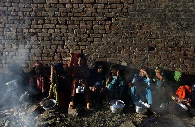 為打擊塔利班 駐阿聯(lián)軍再傷平民巴50萬(wàn)平民逃離家園