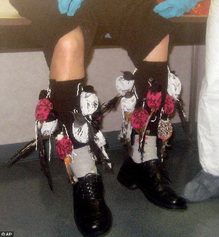 美國查獲奇特走私案 13只珍稀鳴禽綁襪子上!