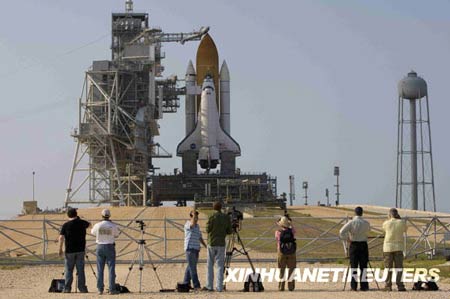 美國(guó)阿特蘭蒂斯號(hào)航天飛機(jī)發(fā)射升空(組圖)