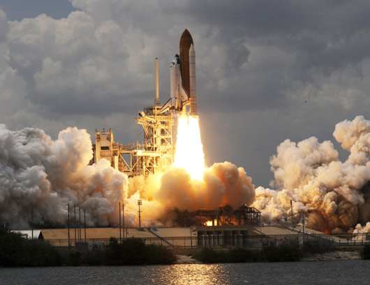 美國(guó)阿特蘭蒂斯號(hào)航天飛機(jī)發(fā)射升空(組圖)