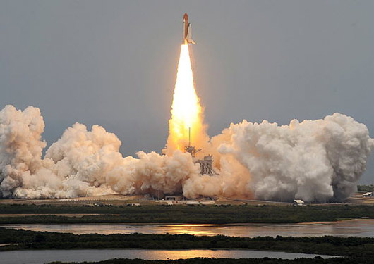 美國(guó)阿特蘭蒂斯號(hào)航天飛機(jī)發(fā)射升空(組圖)