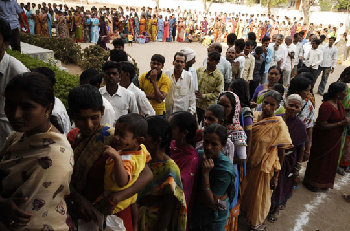 印度大選國大黨微弱領先 兩黨搶打“超越中國”牌