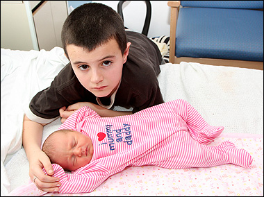 英“13歲父親”鬧劇落幕 法院判定女嬰生父另有其人