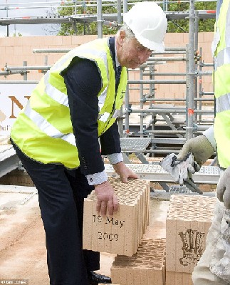 查爾斯王儲穿名牌當磚瓦匠 渾身泥巴手指磨破