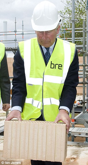 查爾斯王儲穿名牌當磚瓦匠 渾身泥巴手指磨破