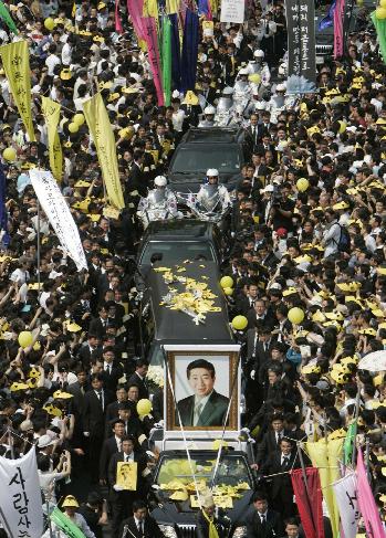 盧武鉉葬禮隆重數十萬人送行 李明博獻花遭高聲抗議