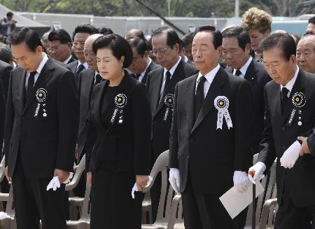 盧武鉉葬禮隆重數(shù)十萬人送行 李明博獻花遭高聲抗議