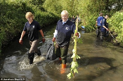 倫敦市長環(huán)保秀成喜劇 擺姿勢不慎落水笑翻眾人