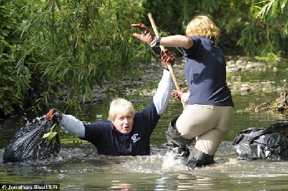 倫敦市長環(huán)保秀成喜劇 擺姿勢不慎落水笑翻眾人