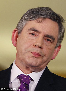 布朗承認地方選舉慘敗但拒絕辭職 騙補財長仍留用