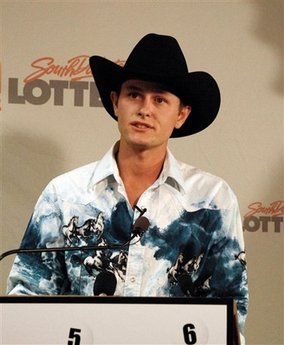 美23歲農(nóng)民小伙中2.32億美元彩票 將繼續(xù)經(jīng)營(yíng)農(nóng)場(chǎng)