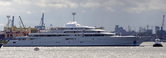 俄首富世界最大私人游艇下水 配有反導系統(tǒng)和潛艇