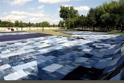 克羅地亞展出45米長牛仔褲 沖擊吉尼斯世界紀錄