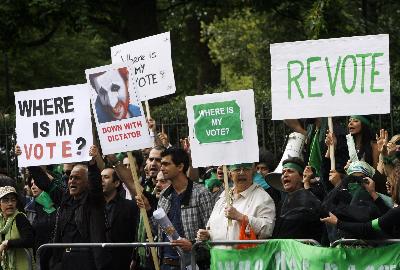 哈梅內(nèi)伊力挺內(nèi)賈德要求示威者冷靜 穆薩維“做好犧牲準(zhǔn)備”