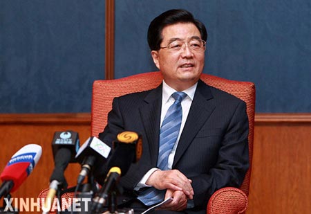 圖：國家主席胡錦濤在莫斯科接受中外媒體聯(lián)合采訪