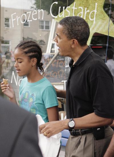 奧巴馬實踐做好爸爸諾言 父親節(jié)前夕親自帶女兒嘗甜品