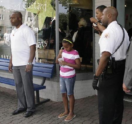 奧巴馬實踐做好爸爸諾言 父親節(jié)前夕親自帶女兒嘗甜品