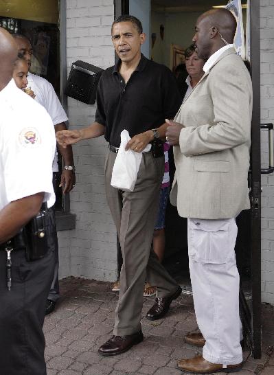 奧巴馬實踐做好爸爸諾言 父親節前夕親自帶女兒嘗甜品