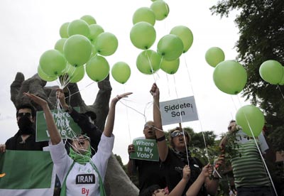 穆薩維拒絕重新計票或?qū)⒃廛浗?內(nèi)賈德開始清算反對派