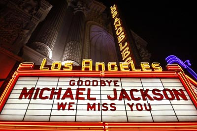 杰克遜家人要求二次尸檢 友人稱其精神崩潰藥物成癮