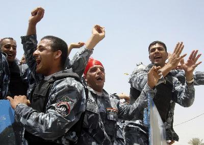 駐伊美軍戰斗部隊如期撤離 伊拉克百姓狂歡慶祝