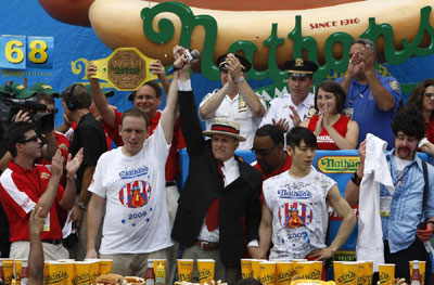 美國大胃王破吃熱狗大賽記錄 10分鐘內狂吞68個