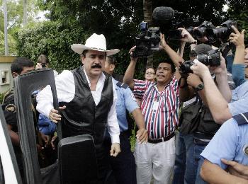 塞拉亞強行陸路回國抵洪邊境 各口岸實施宵禁防其入內