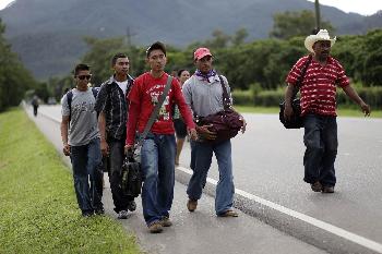 塞拉亞強行陸路回國抵洪邊境 各口岸實施宵禁防其入內