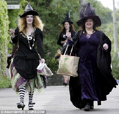 英國最新駐洞女巫誕生 拉動旅游年薪5萬英鎊