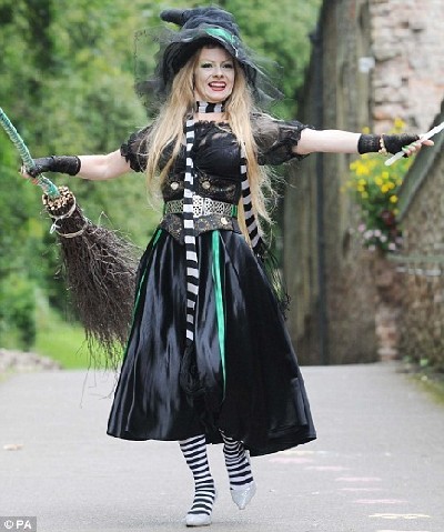 英國最新駐洞女巫誕生 拉動旅游年薪5萬英鎊