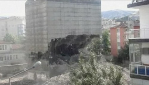 土耳其拆樓拆出“樓堅強” 寧愿“倒立”也不解體