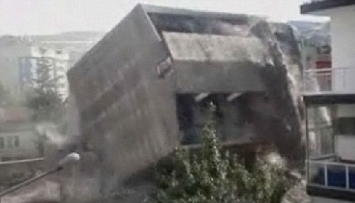 土耳其拆樓拆出“樓堅強” 寧愿“倒立”也不解體