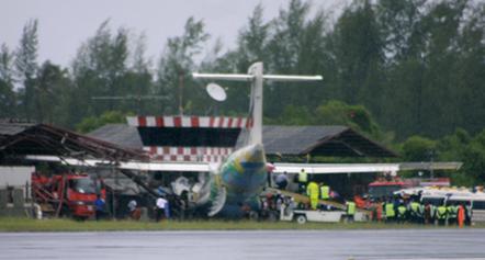 泰飛機降落時滑出跑道撞向控制塔臺 機長當場死亡