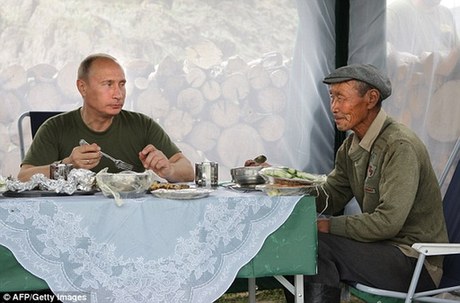 普京度假露宿野外 爬樹騎馬盡顯“硬漢”形象