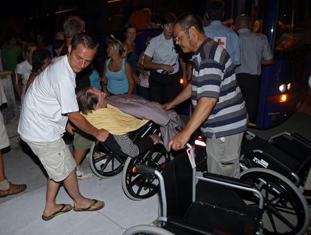 睡夢(mèng)中9老人葬身火海 比養(yǎng)老院竟無(wú)自動(dòng)滅火裝置