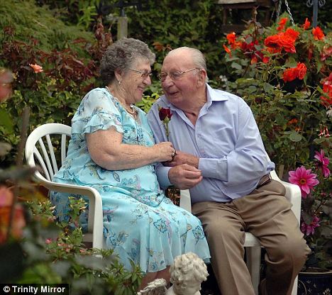 英國最浪漫丈夫詮釋真愛 結婚60載每天送妻子玫瑰花