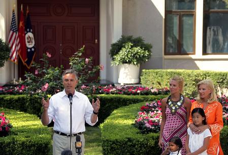 美新任駐華大使與媒體見面 女兒獻上鋼琴曲