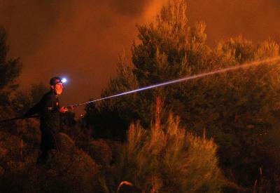 希臘山火危及雅典名鎮馬拉松 居民被迫撤離家園