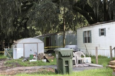 美房車(chē)內(nèi)離奇血案致8死1傷 兇手或在逃附近居民恐慌